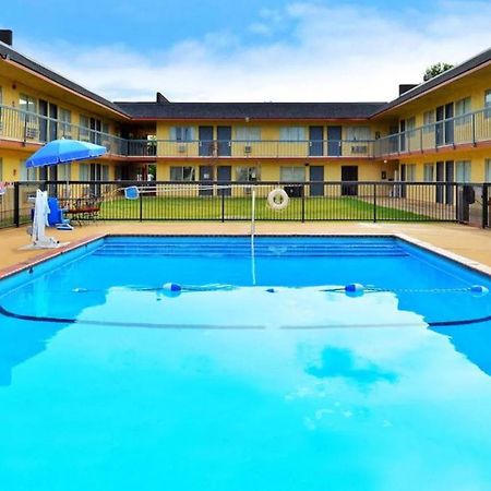 Castle Inn & Suites By Oyo Chickasha Ngoại thất bức ảnh