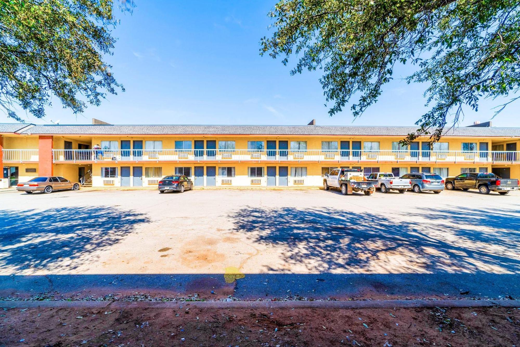 Castle Inn & Suites By Oyo Chickasha Ngoại thất bức ảnh