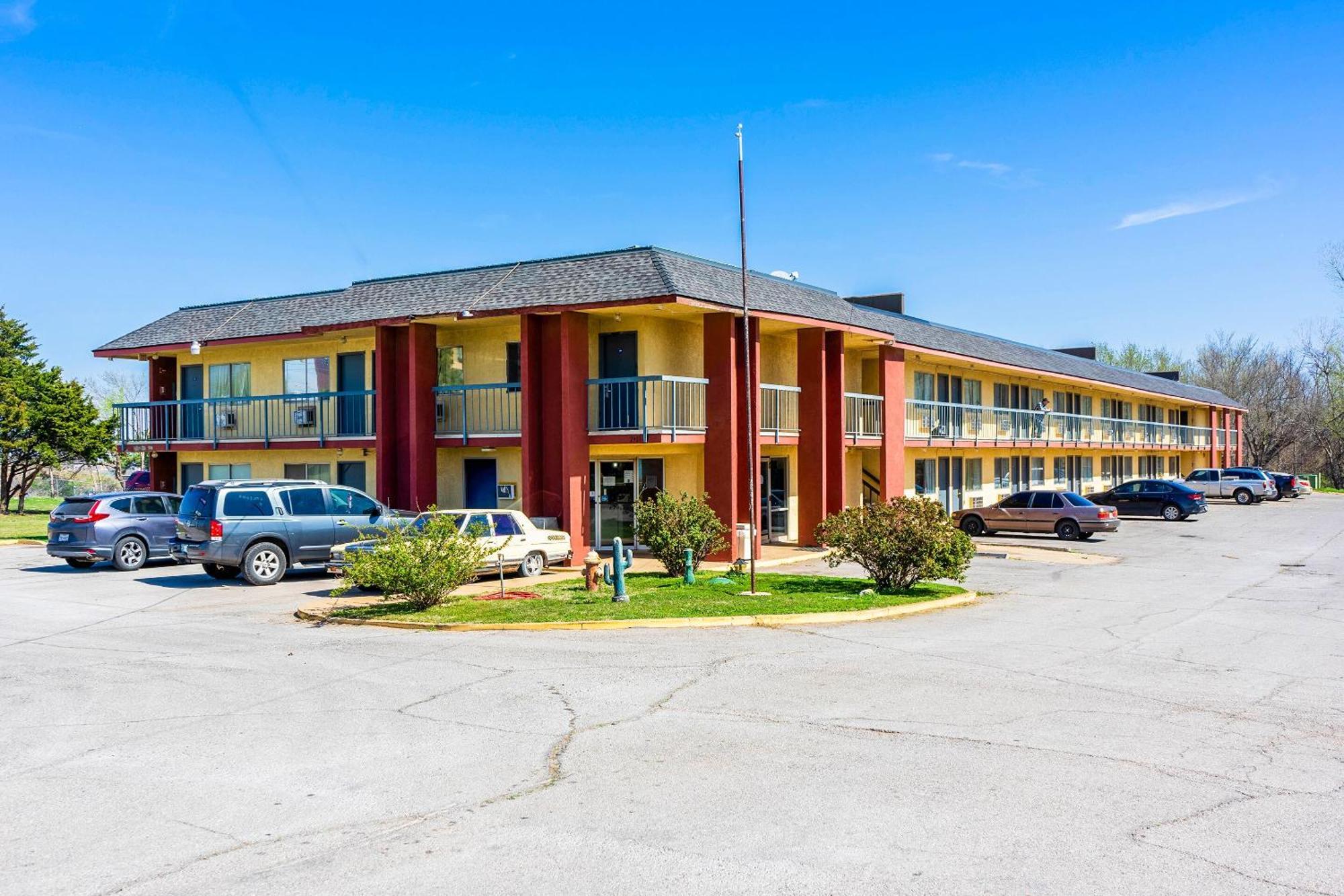 Castle Inn & Suites By Oyo Chickasha Ngoại thất bức ảnh