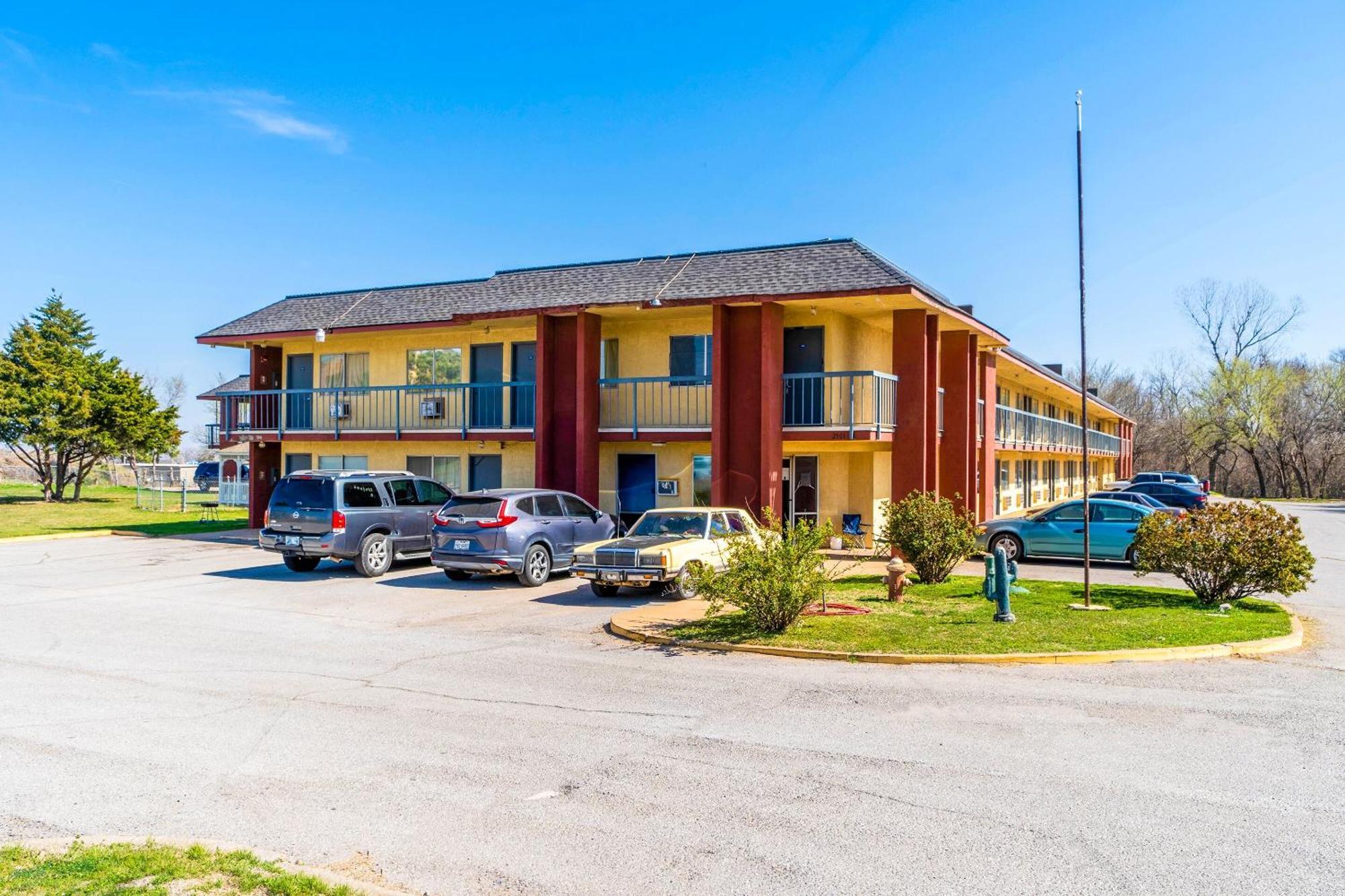 Castle Inn & Suites By Oyo Chickasha Ngoại thất bức ảnh