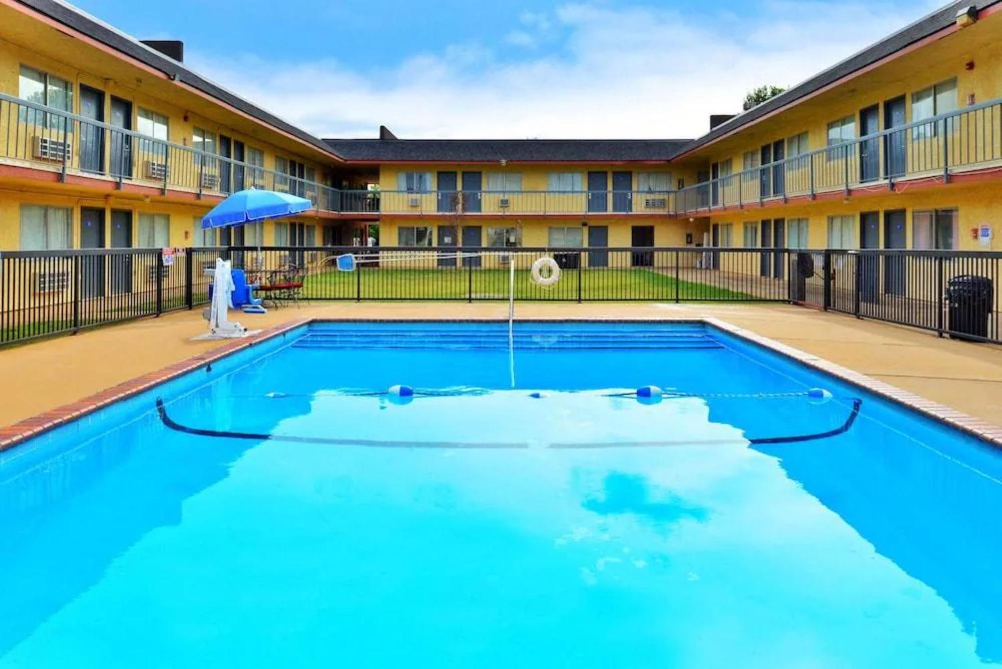 Castle Inn & Suites By Oyo Chickasha Ngoại thất bức ảnh